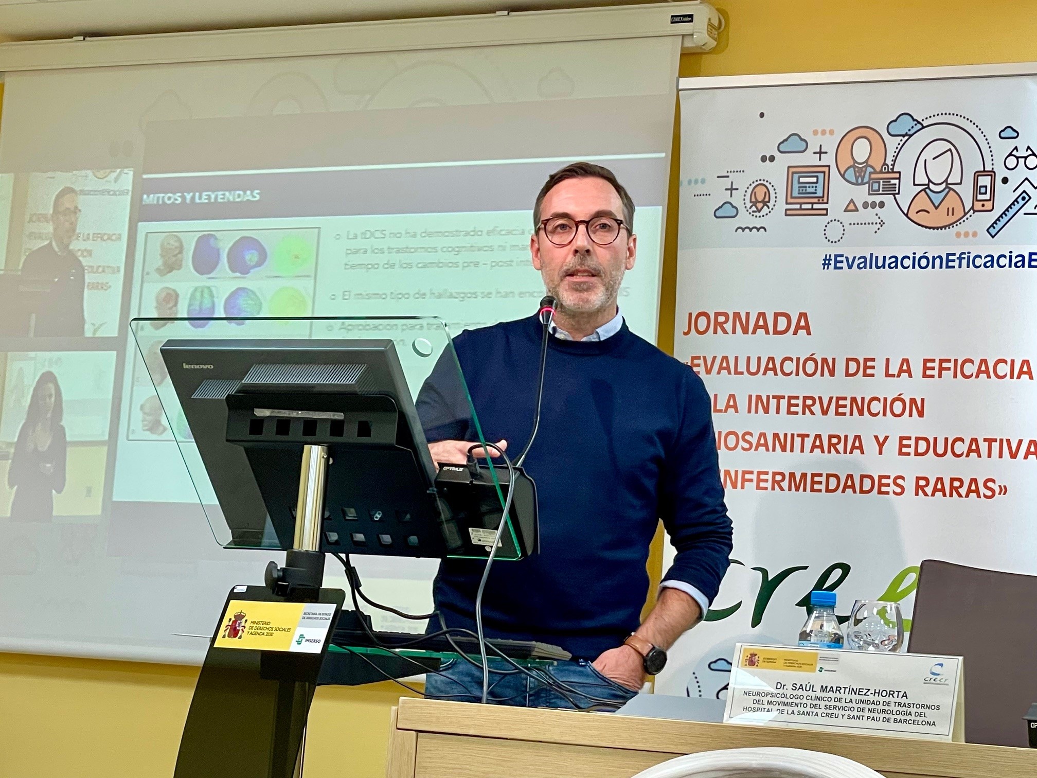 El Dr. Saúl Martínez Horta imparte su ponencia en el Creer