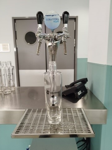 Fuente de agua y botella de cristal