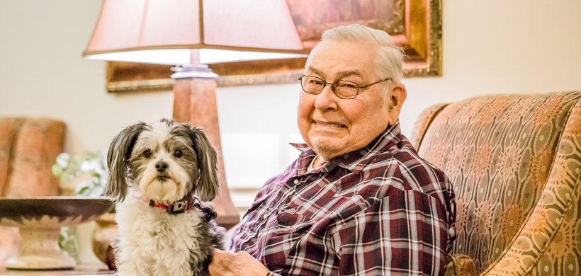 Terapia asistida con perros para personas con demencia