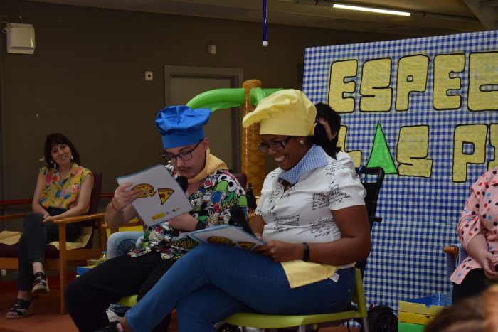 Evelyn Gross y Nicolás Perdiguero, presentando el acto. 