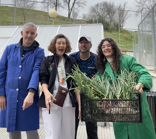 Personal y usuarios con el producto cosechado.