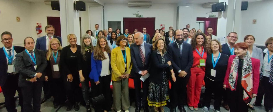 Foto de familia de los asistentes al coloquio-taller sobre Buenas Prácticas en la Promoción de los Derechos de las Personas Adultas Mayores.