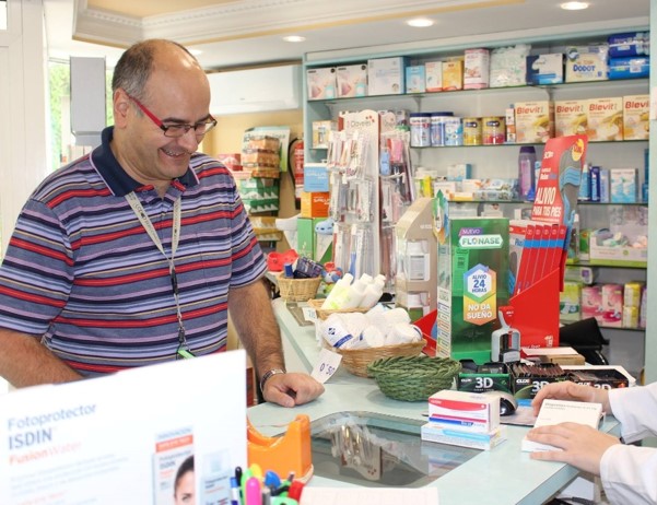 Hombre comprando en una farmacia