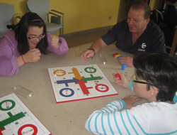 Participantes jugando al parchís en el Creer