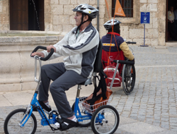 Gregorio Górriz, afectado por Paraparesia Espástica Familiar, en su bicicleta adaptada realizando el Camino de Santiago