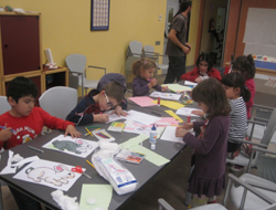 Taller de manualidades para los participantes en el encuentro