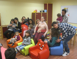 Grupo de asistentes al encuentro en la sala de atención educativa del Creer