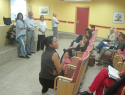 Debate de los participantes en la escuela de formación en el Salón de Actos del Creer