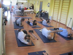 Participantes en el encuentro en el taller de fisioterapia