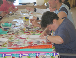 Partipantes en el encuentro en un taller de manualidades