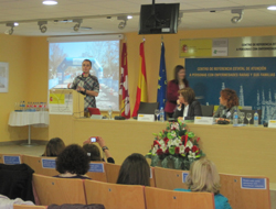 El Dr. Miguel Ángel Pujana ofreciendo su charla en el Creer