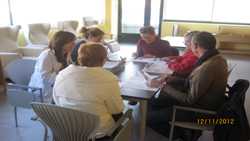 Participantes del programa de Autocuidados con profesionales del Centro en un taller de actividades