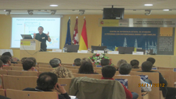 Profesional en el Salón de Actos del Creer exponiendo su ponencia