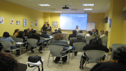 Profesionales dando su taller en la Escuela Creer-Feder