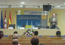 Especialista realizando su charla en el Salón de Actos del Centro