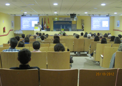 Charla de uno de los espcialistas en el Salón de Actos