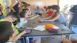 Niños con Síndrome de Prader-Willi en un taller de manualidades en el Creer