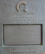 Placa conmemorativa del premio concedido