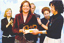 Entrega del premio por parte de la Ministra a la directora del Ceapat