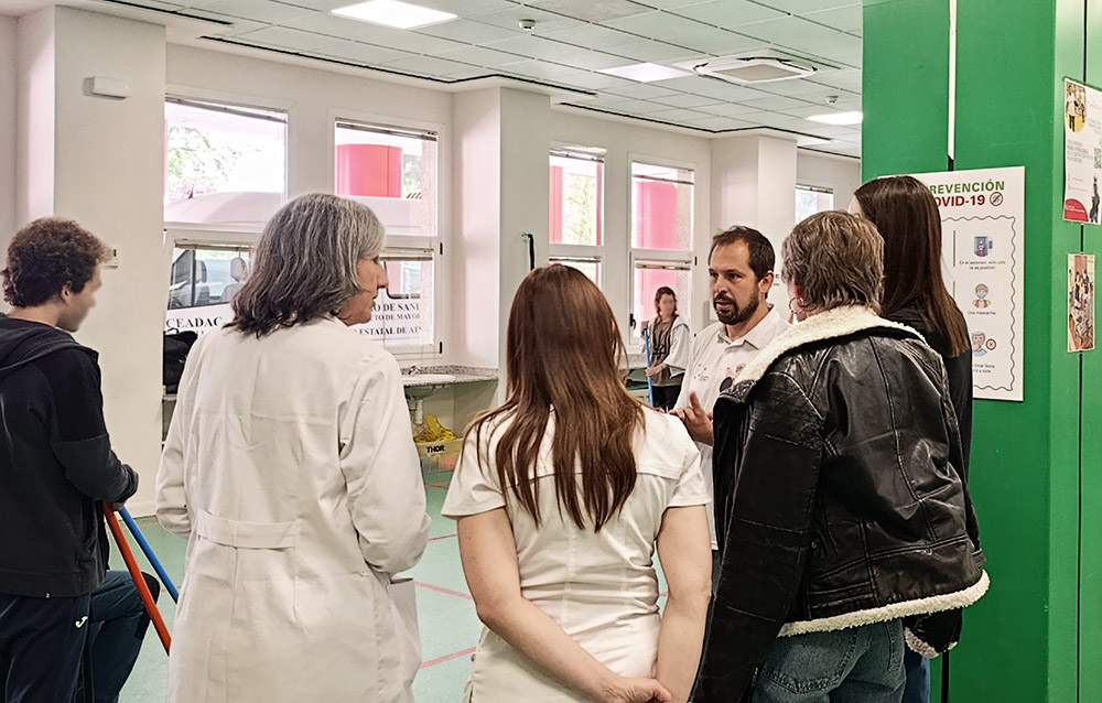 Juanjo García, mostrando instalaciones deportivas del Ceadac a las médicas ucranianas.