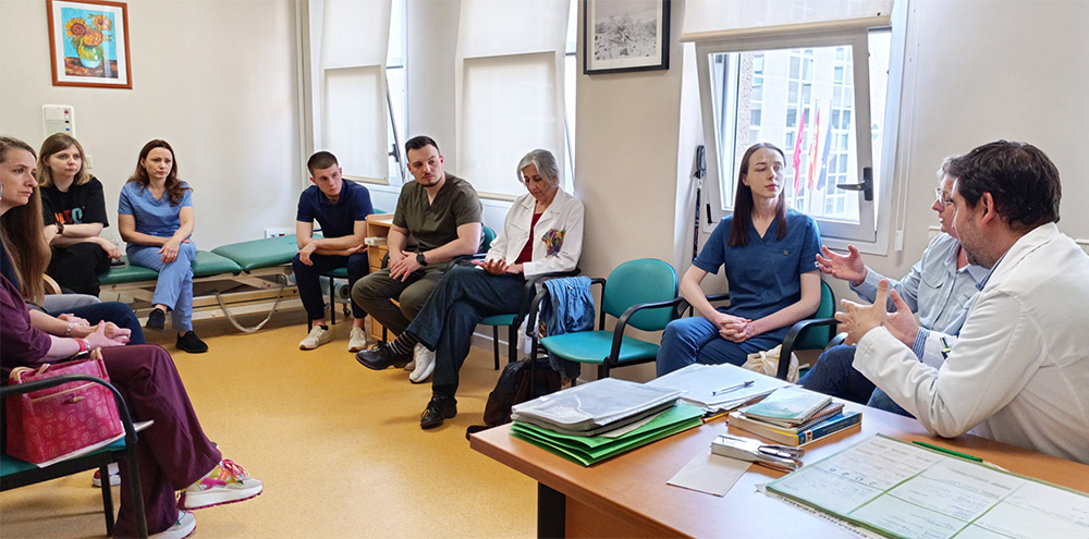 Antonio Gómez, médico rehabilitador del Ceadac, junto a profesionales de Ucrania haciendo una puesta en común sobre espasticidad.
