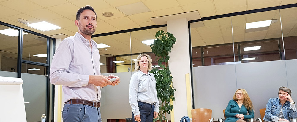 Sergio Castel, neuropsicólogo del Ceadac, impartiendo una docencia a los profesionales de Ucrania.