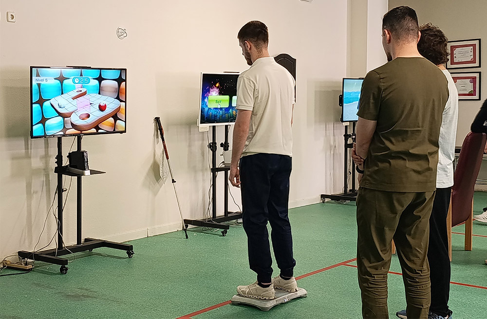 Terapeutas ocupacionales ucranianos en un taller de deporte utilizando Wii Balance.