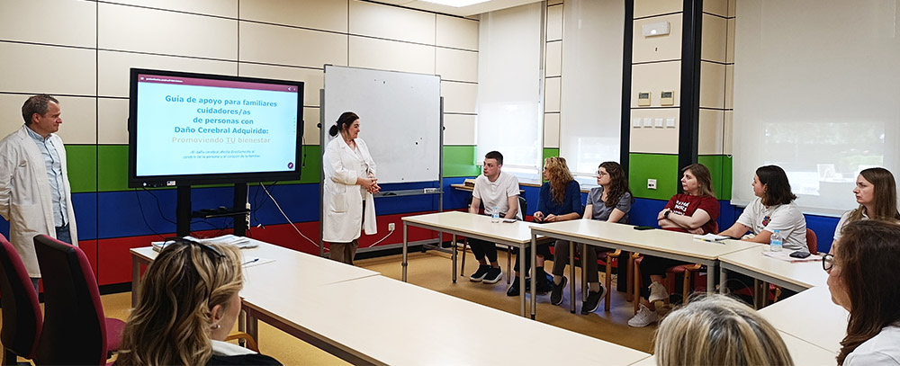 Profesionales ucranianos en el taller de familias impartido por Raquel Rodríguez y Víctor Manuel Perpiñan, departamento de psicología del Ceadac.