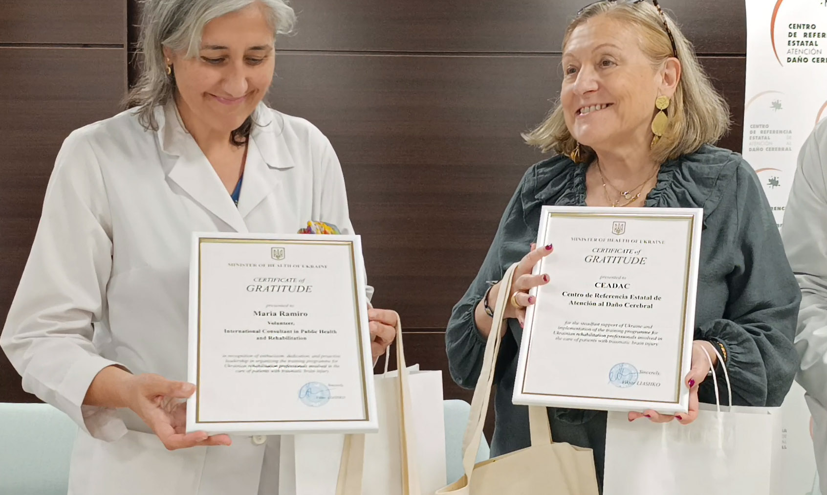 María Ramiro e Inmaculada Gómez sosteniendo sus certificados de agradecimiento del Ministerio de Ucrania.
