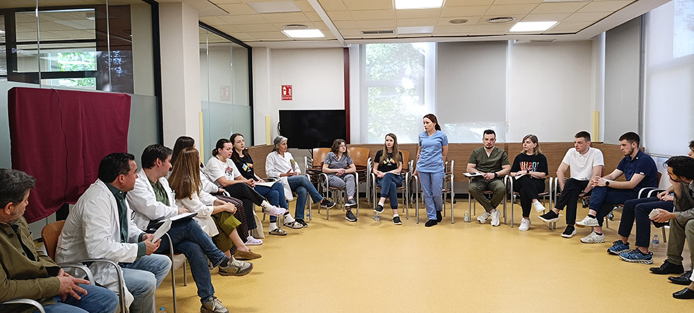 Profesionales ucranianos hablando de sus respectivos centros a profesionales del Ceadac.