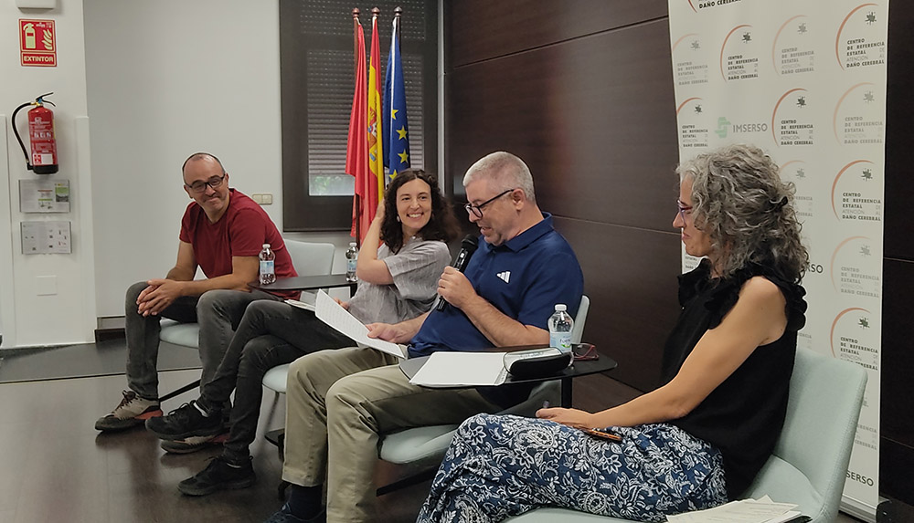Mesa redonda, moderado por Susana Alves, con familiares y personas exusuarias del Ceadac.