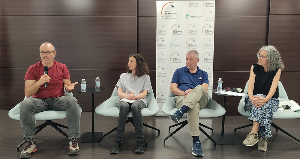 Mesa redonda, moderado por Susana Alves, con familiares y personas exusuarias del Ceadac.