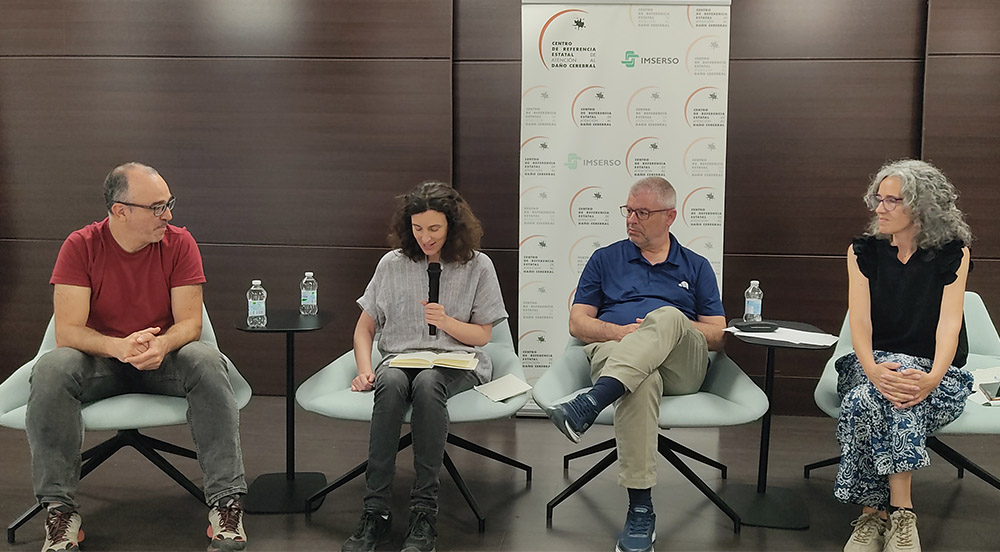 Mesa redonda, moderado por Susana Alves, con familiares y personas exusuarias del Ceadac.