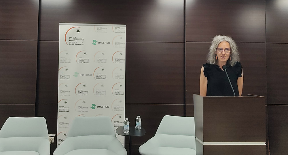 Susana Alves, terapeuta ocupacional del Ceadac y moderadora de la jornada, presentando a los ponentes.