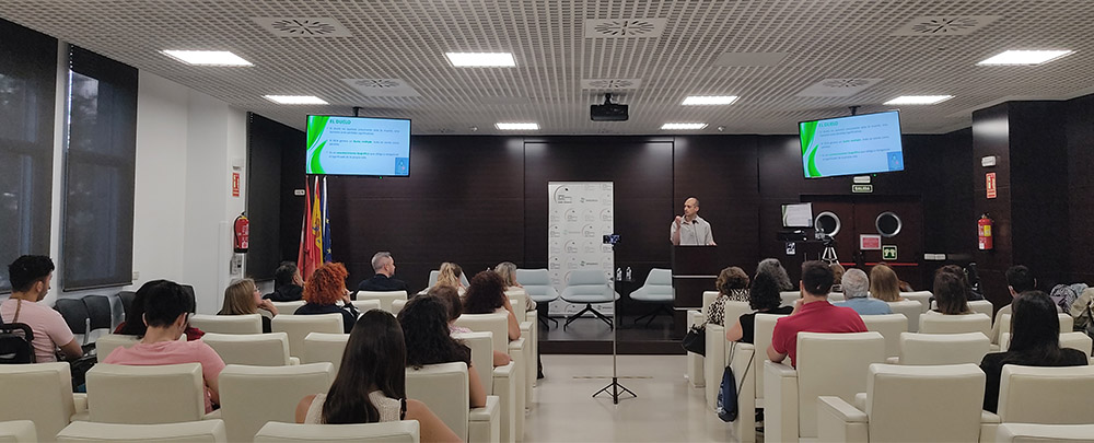 Vista del salón de actos del Ceadac y los assitentes presenciales.