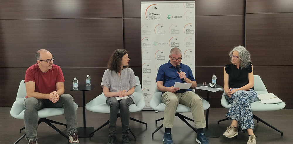 Mesa redonda, moderado por Susana Alves, con familiares y personas exusuarias del Ceadac.