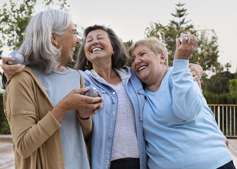 Tres mujeres abrazadas y sonriendo